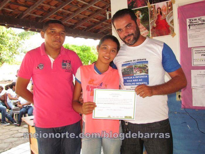 Alunos recebem medalhas e certificados durante solenidade - Imagem 2