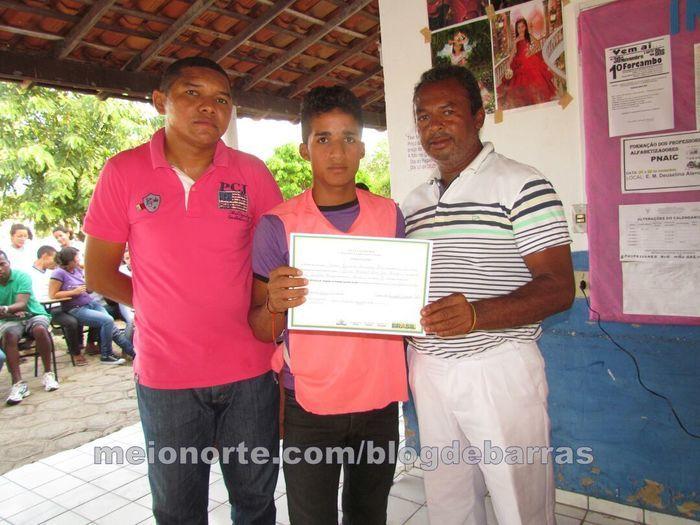 Alunos recebem medalhas e certificados durante solenidade - Imagem 10