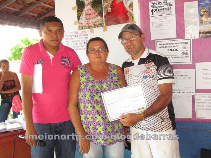 Alunos recebem medalhas e certificados durante solenidade - Imagem 6