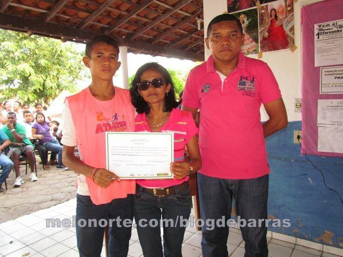 Alunos recebem medalhas e certificados durante solenidade - Imagem 11