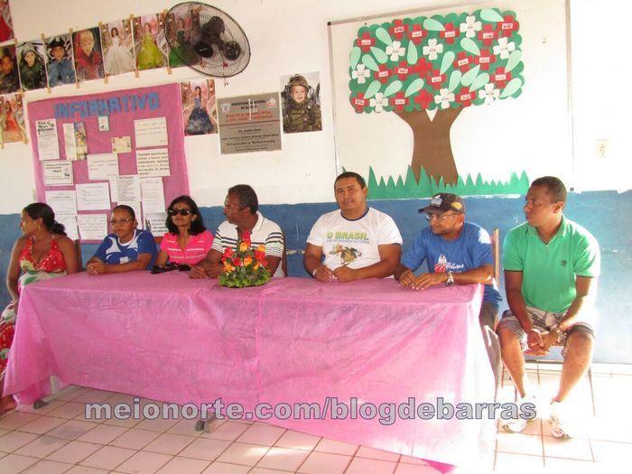 Alunos recebem medalhas e certificados durante solenidade - Imagem 19