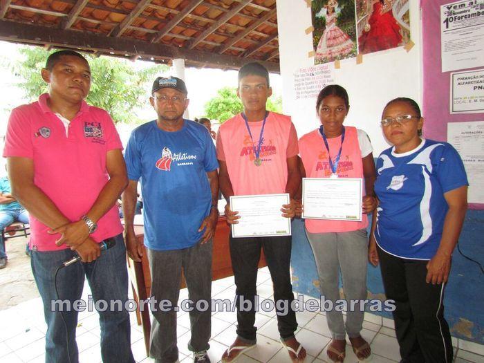 Alunos recebem medalhas e certificados durante solenidade - Imagem 1