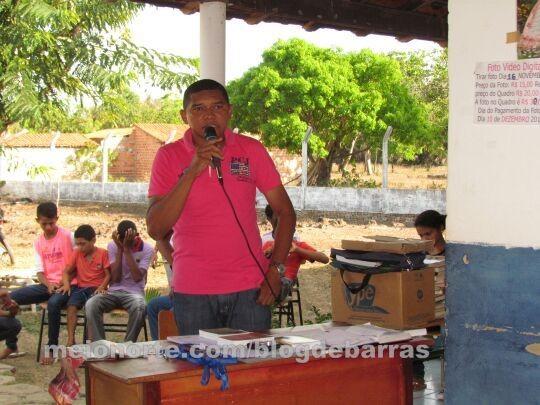Alunos recebem medalhas e certificados durante solenidade - Imagem 23