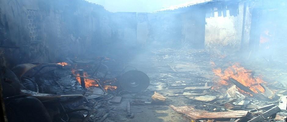 Depósito de estofaria fica totalmente destruído por incêndio