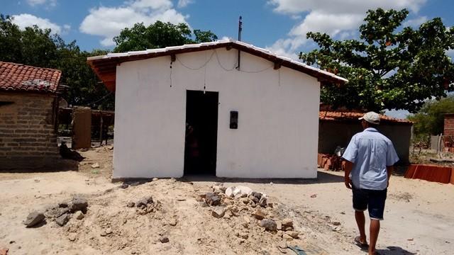 Prefeito Zé Resende acompanhado de técnicos, entrega casas do PAC I - Imagem 2