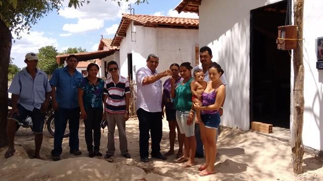 Prefeito Zé Resende acompanhado de técnicos, entrega casas do PAC I - Imagem 6