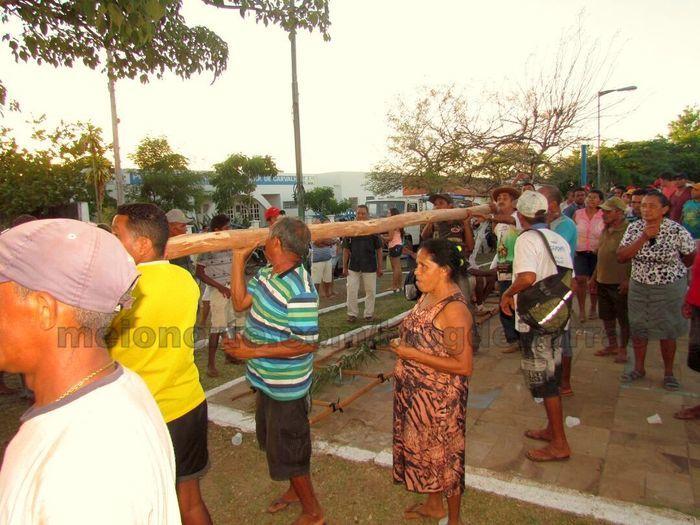 Fieis percorrem vários quilômetros para tocar o Mastro - Imagem 14