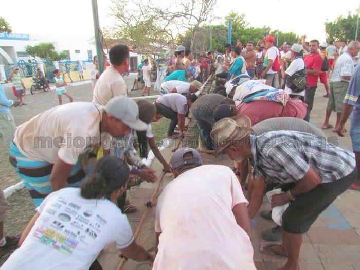 Fieis percorrem vários quilômetros para tocar o Mastro - Imagem 11