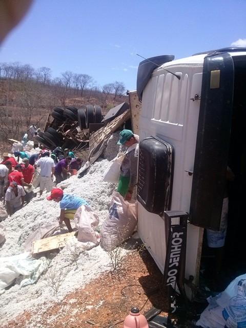 Carreta carregada com semente de algodão tomba na PI 245 - Imagem 7
