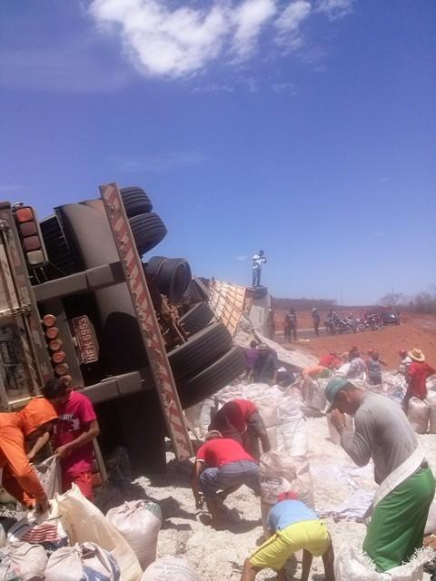 Carreta carregada com semente de algodão tomba na PI 245 - Imagem 1