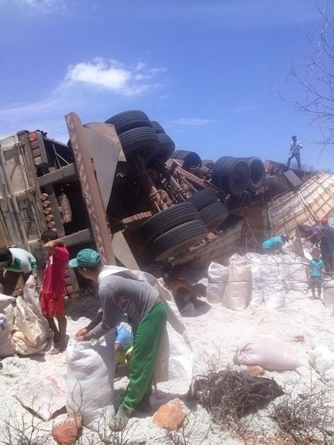 Carreta carregada com semente de algodão tomba na PI 245 - Imagem 4