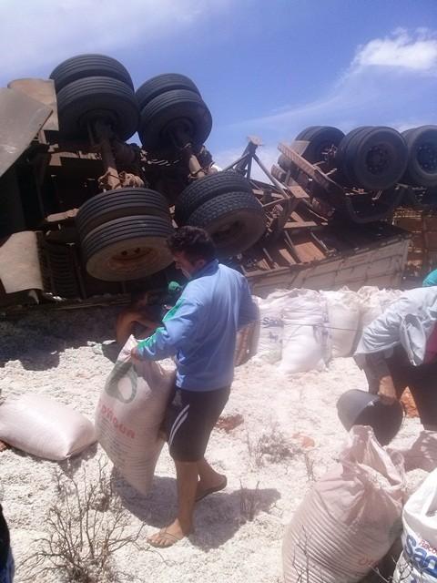 Carreta carregada com semente de algodão tomba na PI 245 - Imagem 5