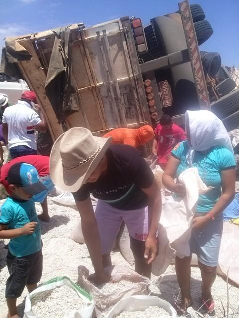 Carreta carregada com semente de algodão tomba na PI 245 - Imagem 2