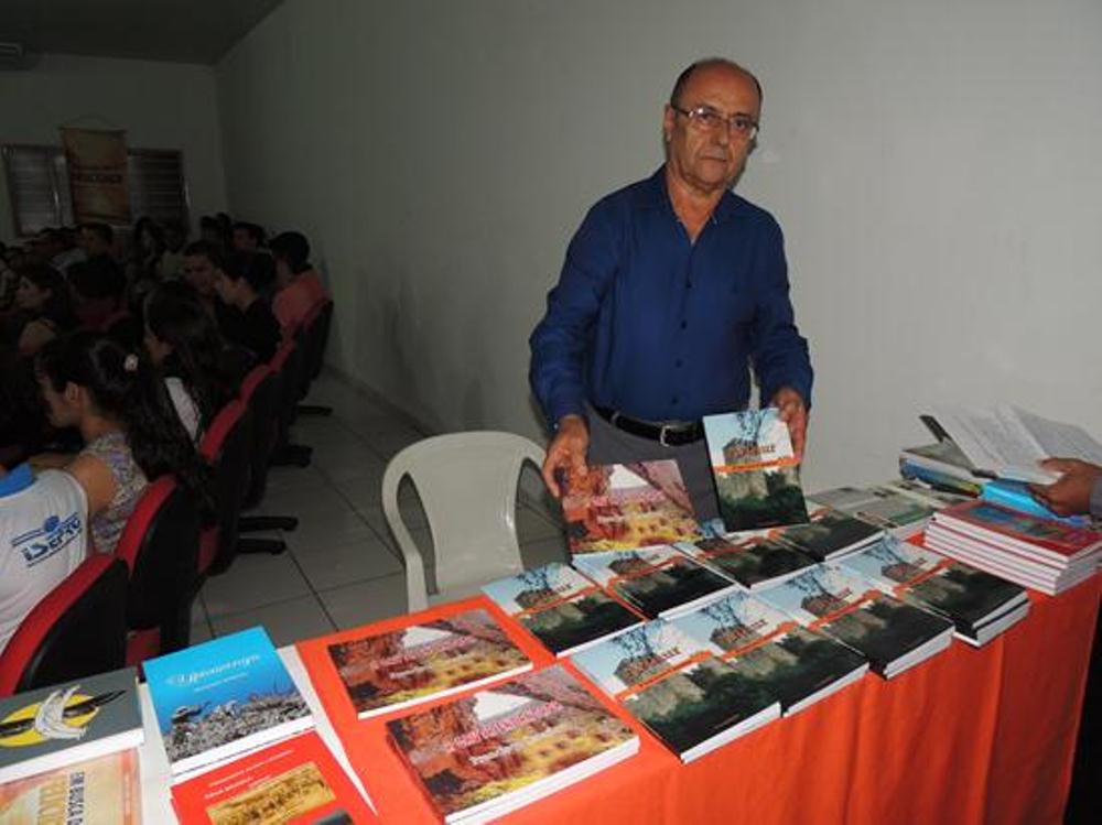 O escritor Aguabranquense Francisco Catarino lançar dois novos livros: A Gruta Encantada e Arthur.