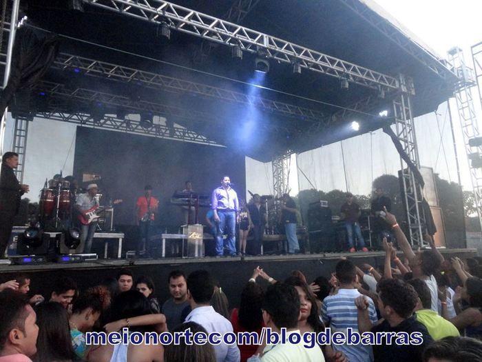 Lotação: Zezo ‘O Nordestino Apaixonado’ cantou e encantou público barrense - Imagem 32