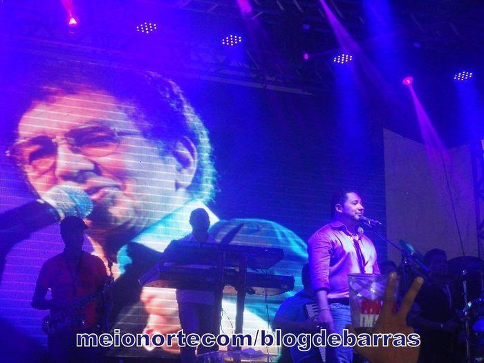 Lotação: Zezo ‘O Nordestino Apaixonado’ cantou e encantou público barrense - Imagem 24