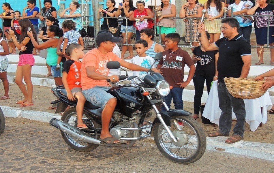 Noite dos motoristas e motoqueiros tem início com uma grande passeata