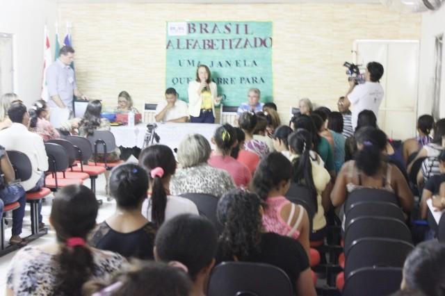 Prefeita Dra. Salete Rego faz lançamento do programa Brasil Alfabetizado 2014. - Imagem 9