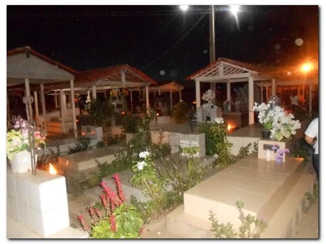 Famílias Católicas lotam Cemitérios para homenagear seus mortos - Imagem 8