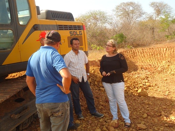 Prefeita Vânia Ribeiro acompanha obras de recuperação da estrada de Terra Nova - Imagem 1