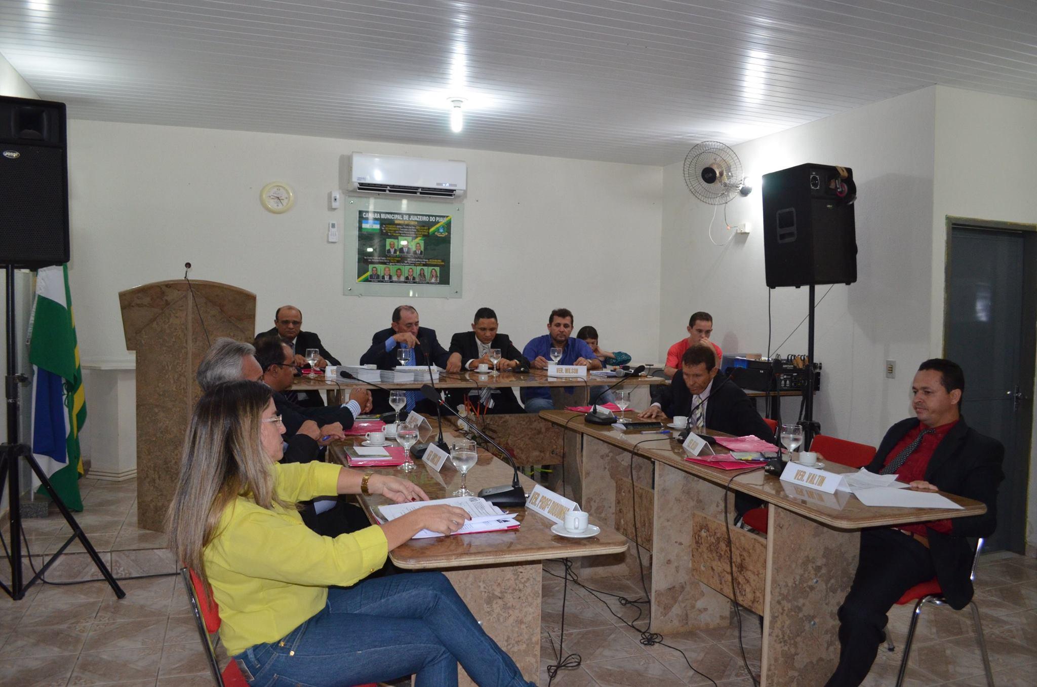 Câmara Municipal faz entrega de exemplares da Lei Orgânica Reformulada