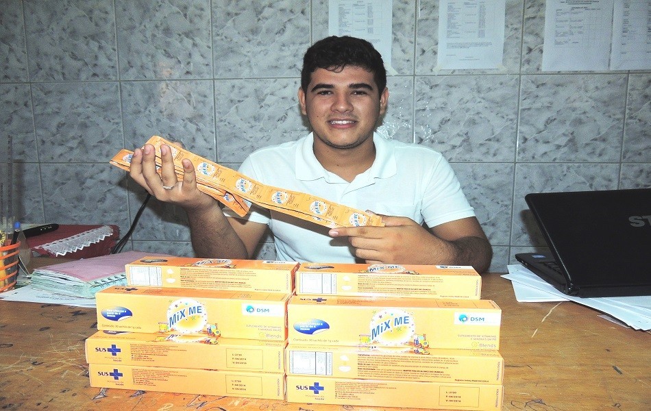 Crianças recebem sashê de vitaminas e minerais em pó