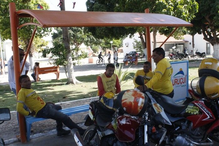 Prefeita Renata cumpre compromisso de campanha e instala paradas para mototaxistas - Imagem 1