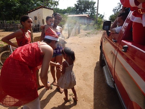 Papai Noel distribui presentes para as crianças de Lagoinha  - Imagem 13