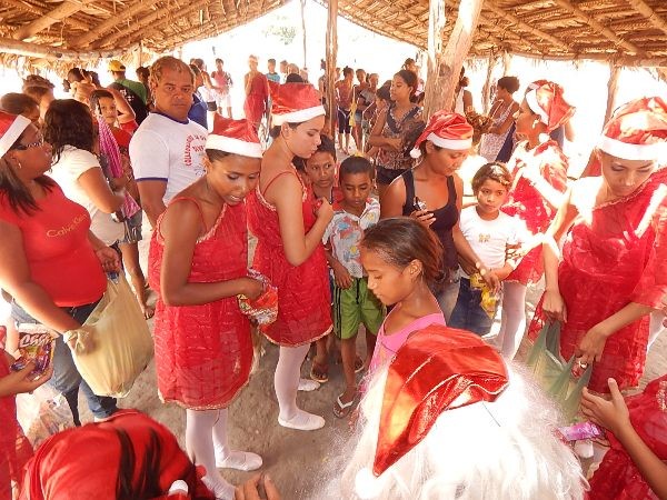Papai Noel distribui presentes para as crianças de Lagoinha  - Imagem 21