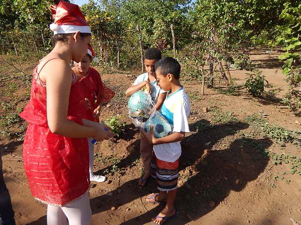 Papai Noel distribui presentes para as crianças de Lagoinha  - Imagem 2