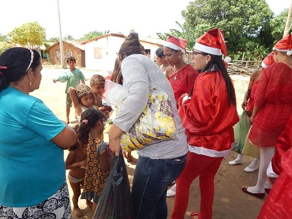 Papai Noel distribui presentes para as crianças de Lagoinha  - Imagem 35