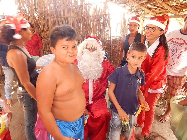 Papai Noel distribui presentes para as crianças de Lagoinha  - Imagem 31