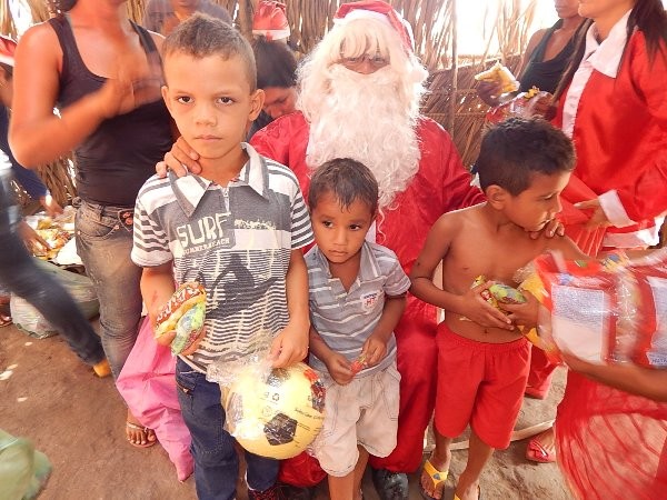Papai Noel distribui presentes para as crianças de Lagoinha  - Imagem 29