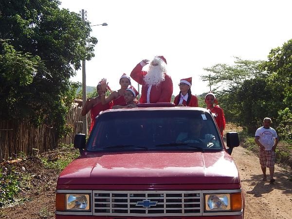 Papai Noel distribui presentes para as crianças de Lagoinha  - Imagem 3