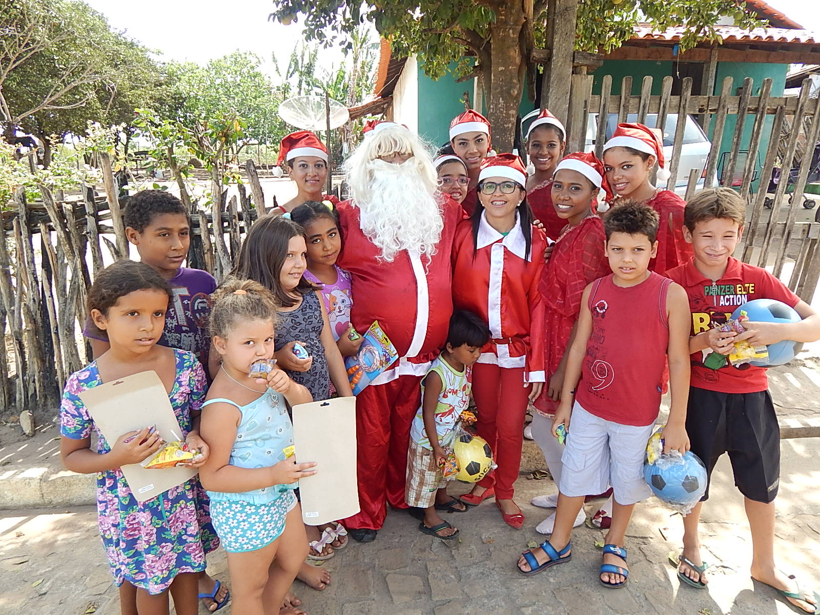Papai Noel distribui presentes para as crianças de Lagoinha 