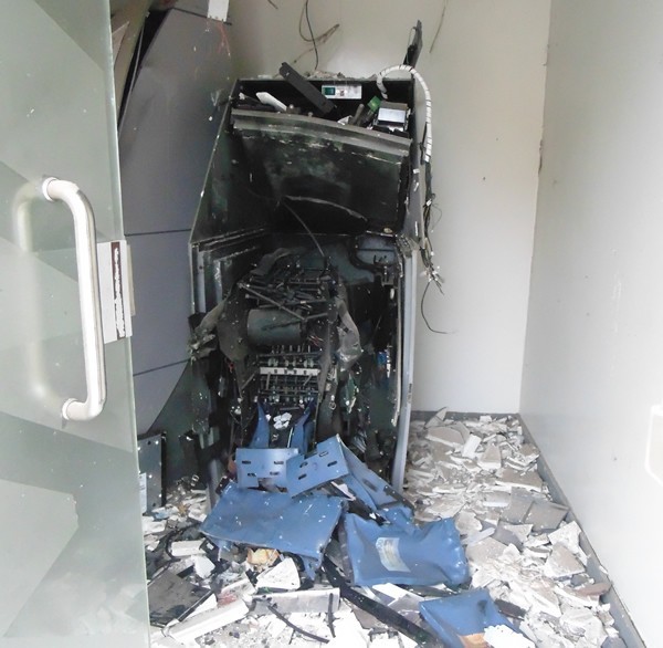Bandidos explodem caixa eletrônico do Banco do Brasil em Porto/PI - Imagem 3