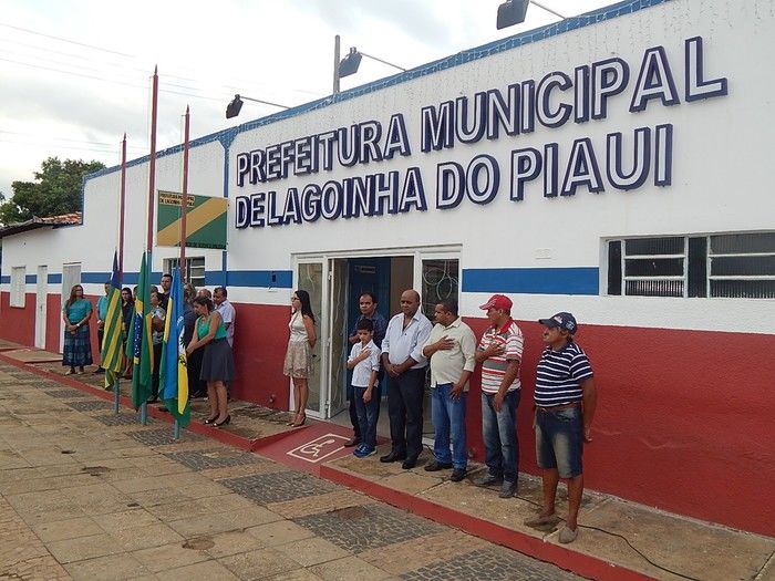 Autoridades no Hasteamento das Bandeiras - Imagem 1