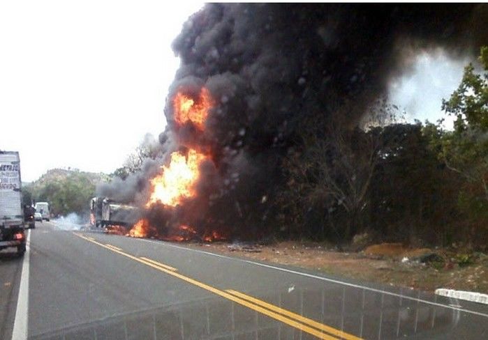 Caminhão tanque e ônibus da empresa transbrasiliana colide e pegam Fogo em um Grave acidente em Monsenhor Gil  - Imagem 5