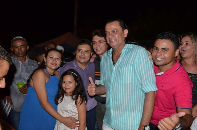 Vera Mendes comemora seus 19 anos e Frank Aguiar agita multidão. Veja a cobertura fotográfica: - Imagem 24