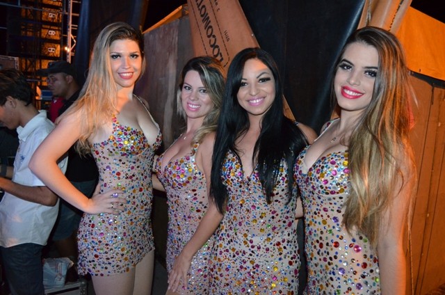 Vera Mendes comemora seus 19 anos e Frank Aguiar agita multidão. Veja a cobertura fotográfica: - Imagem 1