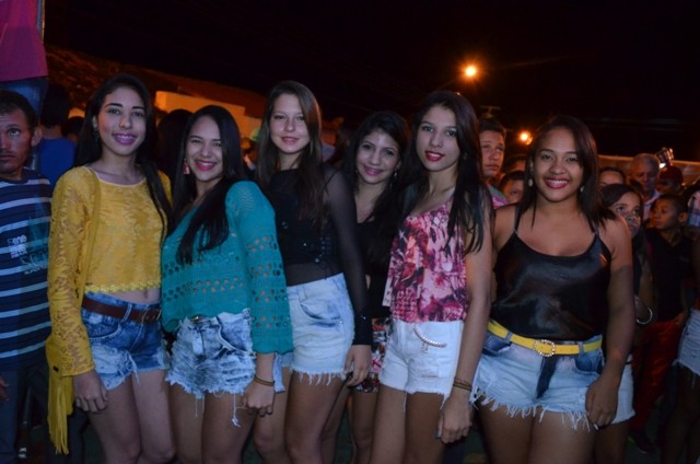 Vera Mendes comemora seus 19 anos e Frank Aguiar agita multidão. Veja a cobertura fotográfica: - Imagem 51