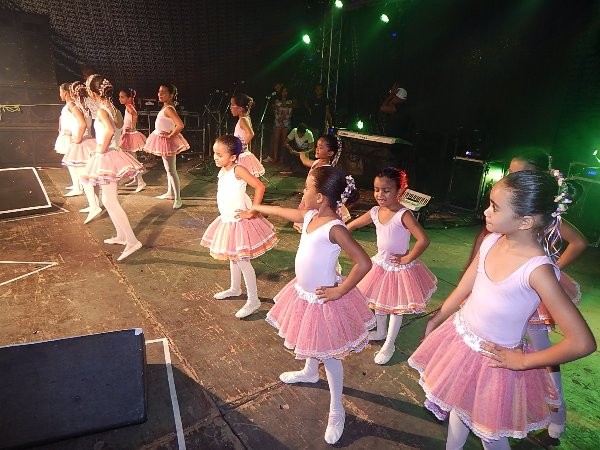 Escolinha de Balé Passo a Passo se apresentou para a população  - Imagem 4