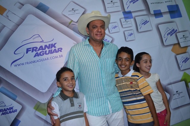 Vera Mendes comemora seus 19 anos e Frank Aguiar agita multidão. Veja a cobertura fotográfica: - Imagem 30