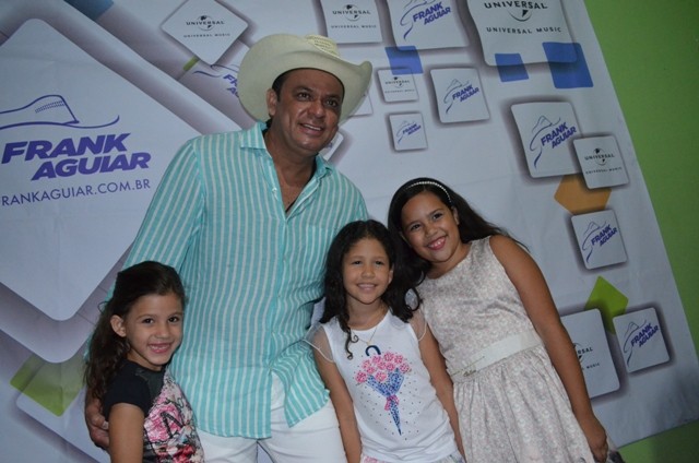 Vera Mendes comemora seus 19 anos e Frank Aguiar agita multidão. Veja a cobertura fotográfica: - Imagem 37