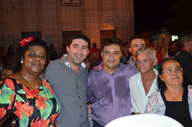 Vera Mendes comemora seus 19 anos e Frank Aguiar agita multidão. Veja a cobertura fotográfica: - Imagem 61