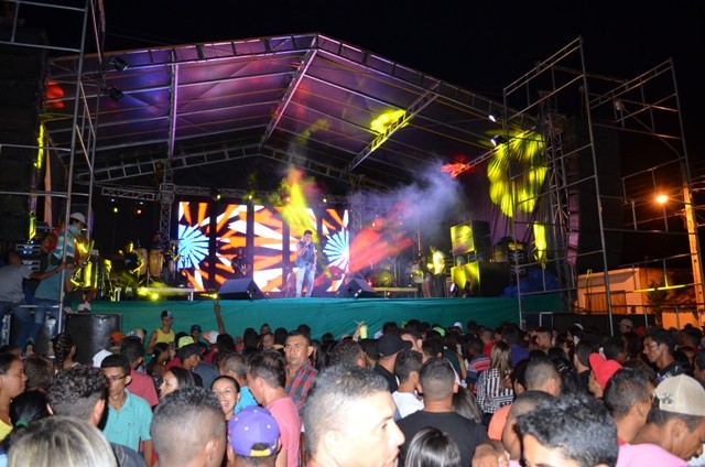 Vera Mendes comemora seus 19 anos e Frank Aguiar agita multidão. Veja a cobertura fotográfica: - Imagem 89