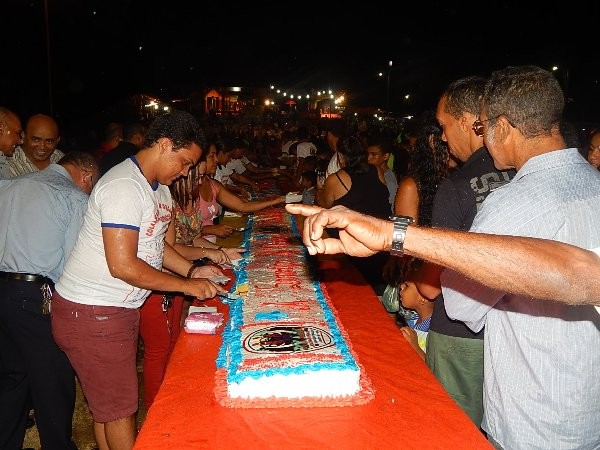 População participa do corte do bolo de 19 metros - Imagem 1