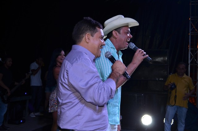 Vera Mendes comemora seus 19 anos e Frank Aguiar agita multidão. Veja a cobertura fotográfica: - Imagem 6