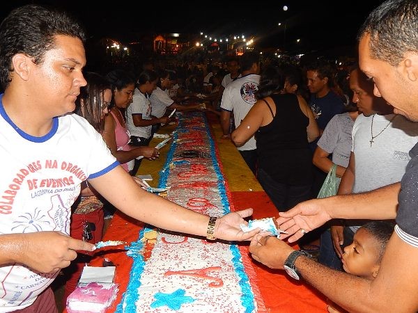 População participa do corte do bolo de 19 metros - Imagem 2