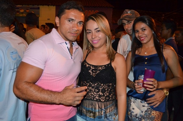 Vera Mendes comemora seus 19 anos e Frank Aguiar agita multidão. Veja a cobertura fotográfica: - Imagem 75